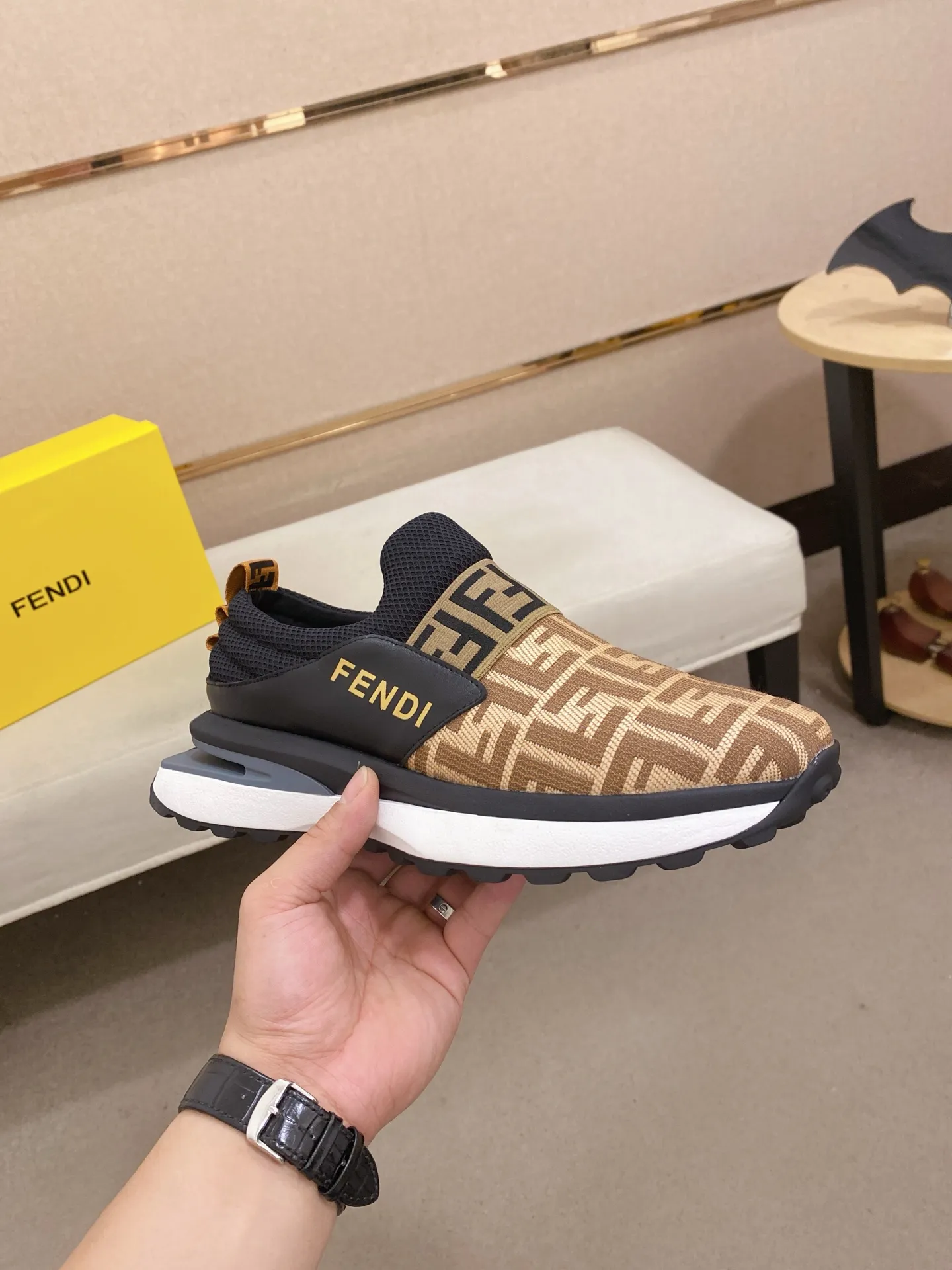Men's shoes 💰 462💰 (FENDI) New style 👊🏻 upper 🇮🇹 imported cowhide fabric 🇩🇪 lining imported sheepskin lining. The original outsole is molded to highlight the identity of every man, and the upper foot is stable and stable🚶🏻🚶🏻The high-end custom counters reproduce the original version📯No matter the wind or rain, the shoe last remains unchanged and can withstand the verification of time🔍️,🔵 Size: 38-44 (45 is custom-made and cannot be returned or exchanged